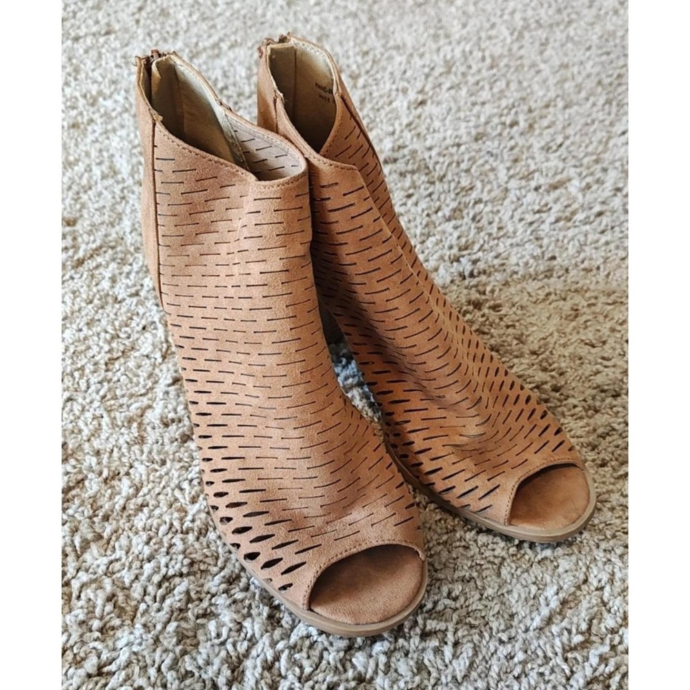 Women CZ By Laundry Perforated Boots Size 8 Brown Slip On Block Heel Chic